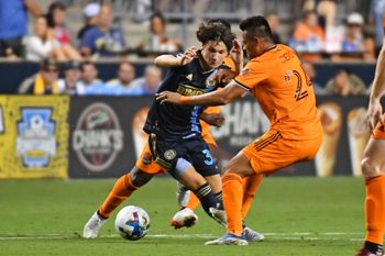 Jul 30, 2022; Chester, Pennsylvania, USA; Philadelphia Union midfielder Paxten Aaronson (30) is defended by Houston Dynamo midfielder Darwin Cer  n (24) during the second half at Subaru Park. Mandatory Credit: Eric Hartline-Imagn Images