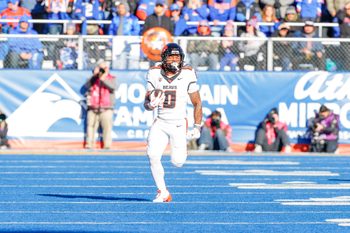 Nov 29, 2024; Boise, Idaho, USA; Oregon State Beavers running back Anthony Hankerson (0) runs for an 83 yard touchdown during the second quarter against the Boise State Broncos at Albertsons Stadium. Mandatory Credit: Brian Losness-Imagn Images