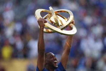 [Subscription Customers Only] Jul 13, 2025; East Rutherford, New Jersey, USA; Chelsea FC defender Tosin Adarabioyo (4) celebrates with the trophy after winning the final of the 2025 FIFA Club World Cup at MetLife Stadium. Mandatory Credit: Lee Smith-Reuters via Imagn Images