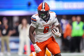 Aug 30, 2025; Atlanta, Georgia, USA; Syracuse Orange running back Yasin Willis (6) runs the ball for a touchdown against the Tennessee Volunteers in the fourth quarter at Mercedes-Benz Stadium. Mandatory Credit: Brett Davis-Imagn Images