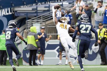 Sep 21, 2025; Seattle, Washington, USA; New Orleans Saints running back Alvin Kamara (41) misses a catch during the first quarter against the Seattle Seahawks at Lumen Field. Mandatory Credit: Joe Nicholson-Imagn Images