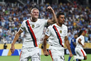 [Subscription Customers Only] Jun 30, 2025; Orlando, Florida, USA; Manchester City forward Erling Haaland (9) celebrates scoring their second goal with midfielder Rodri (16) during a round of 16 match of the 2025 FIFA Club World Cup at Camping World Stadium. Mandatory Credit: Lee Smith-Reuters via Imagn Images