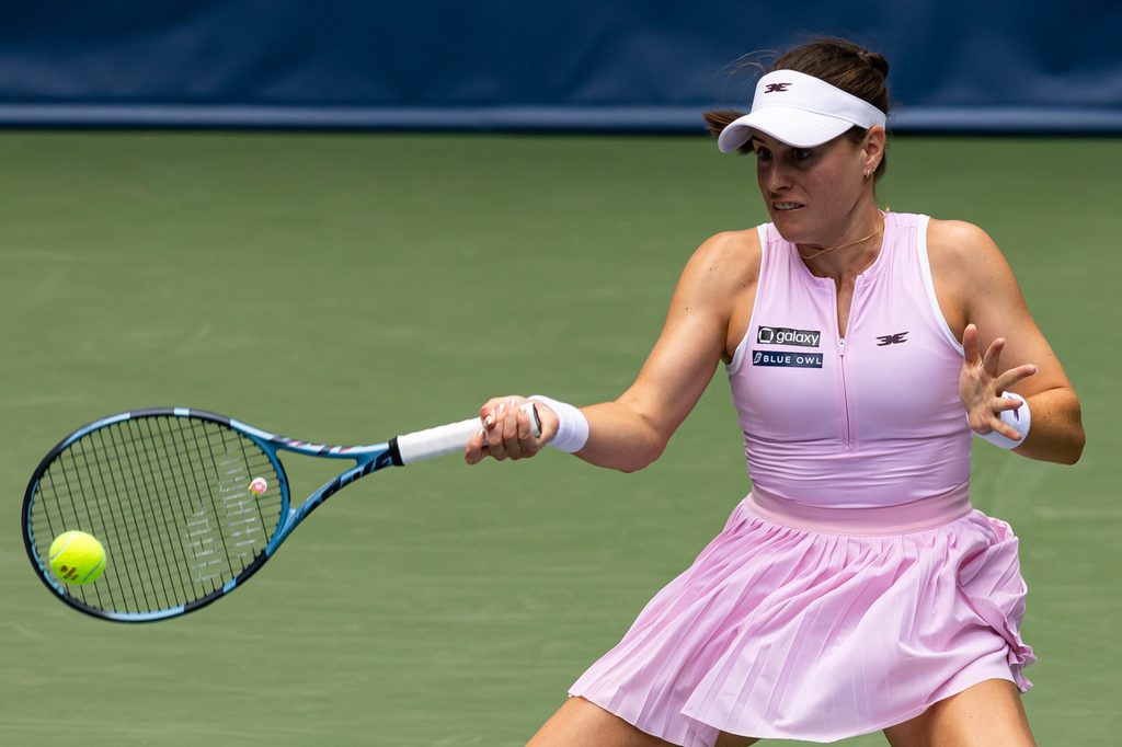 Aug 26, 2025; Flushing, NY, USA; Kimberly Birrell of Australia in action against Amanda Anisimova of the United States in the first round of the womenís singles at the US Open at Louis Armstrong Stadium in Billie Jean King National Tennis Centre. Mandatory Credit: Mike Frey-Imagn Images