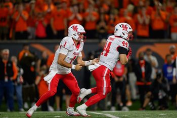 Sep 26, 2025; Corvallis, Oregon, USA; Houston Cougars quarterback Conner Weigman (1) hands the ball to running back Dean Connors (44) during the first quarter against the Oregon State Beavers at Reser Stadium. Mandatory Credit: Craig Strobeck-Imagn Images