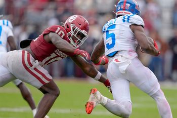 Oklahoma Sooners linebacker Kip Lewis (10) chases Ole Miss Rebels running back Kewan Lacy (5) during a college football game between the University of Oklahoma Sooners (OU) and the Ole Miss Rebels at Gaylord Family Ð Oklahoma Memorial Stadium in Norman, Okla., Saturday, Oct. 25, 2025. Ole Miss won 34-26.