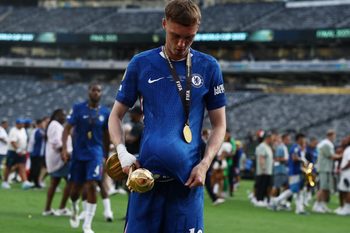 [Subscription Customers Only] Jul 13, 2025; East Rutherford, New Jersey, USA; Chelsea FC midfielder Cole Palmer (10) celebrates with the golden ball trophy after the final of the 2025 FIFA Club World Cup at MetLife Stadium. Mandatory Credit: Lee Smith-Reuters via Imagn Images