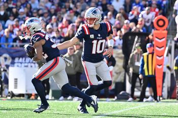 Nov 2, 2025; Foxborough, Massachusetts, USA; New England Patriots quarterback Drake Maye (10) hands the ball off to running back TreVeyon Henderson (32) during the first quarter at Gillette Stadium. Mandatory Credit: Eric Canha-Imagn Images