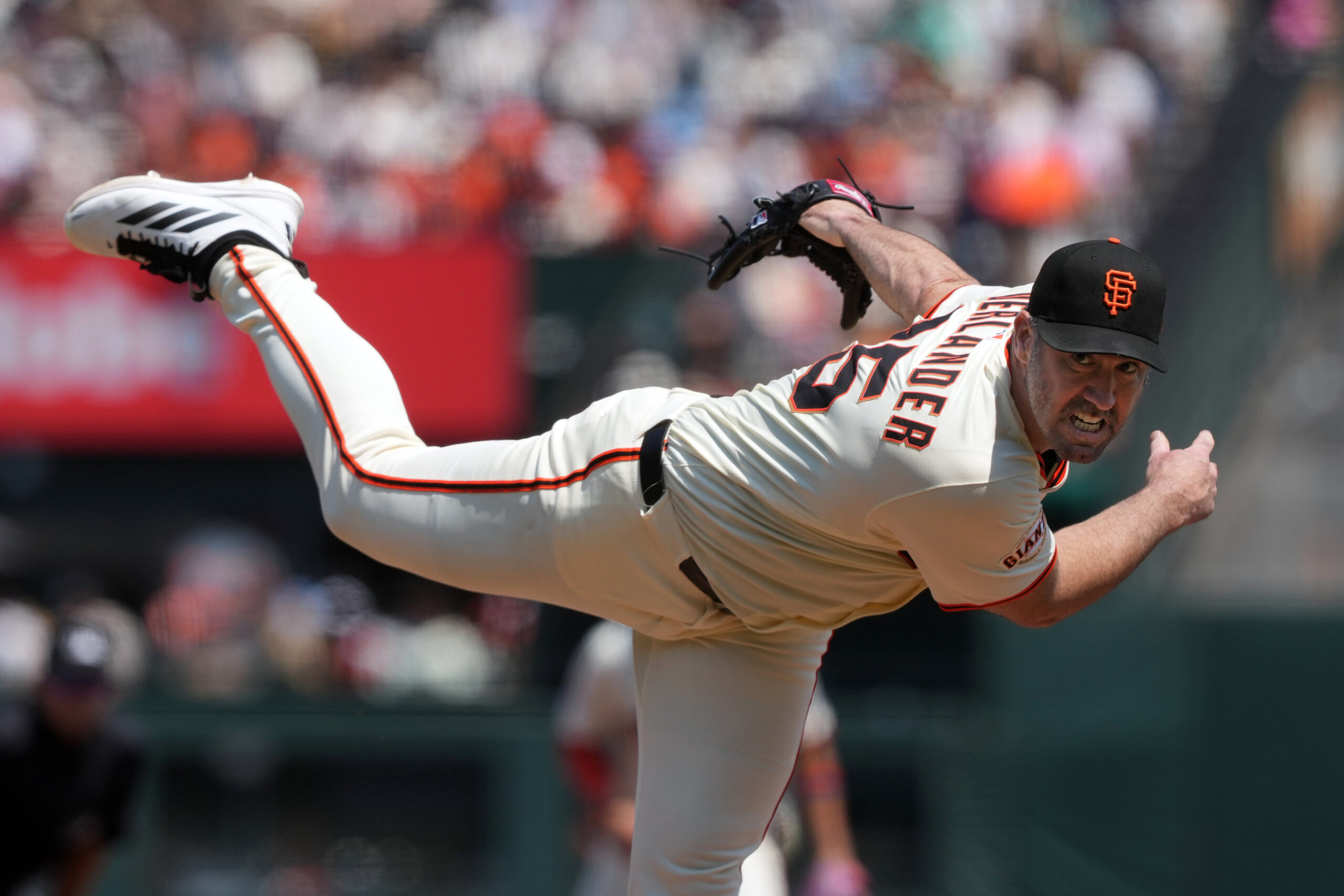 Aug 10, 2025; San Francisco, California, USA; San Francisco Giants starting pitcher Justin Verlander (35) throws a pitch against the Washington Nationals during the fourth inning at Oracle Park. Mandatory Credit: Darren Yamashita-Imagn Images