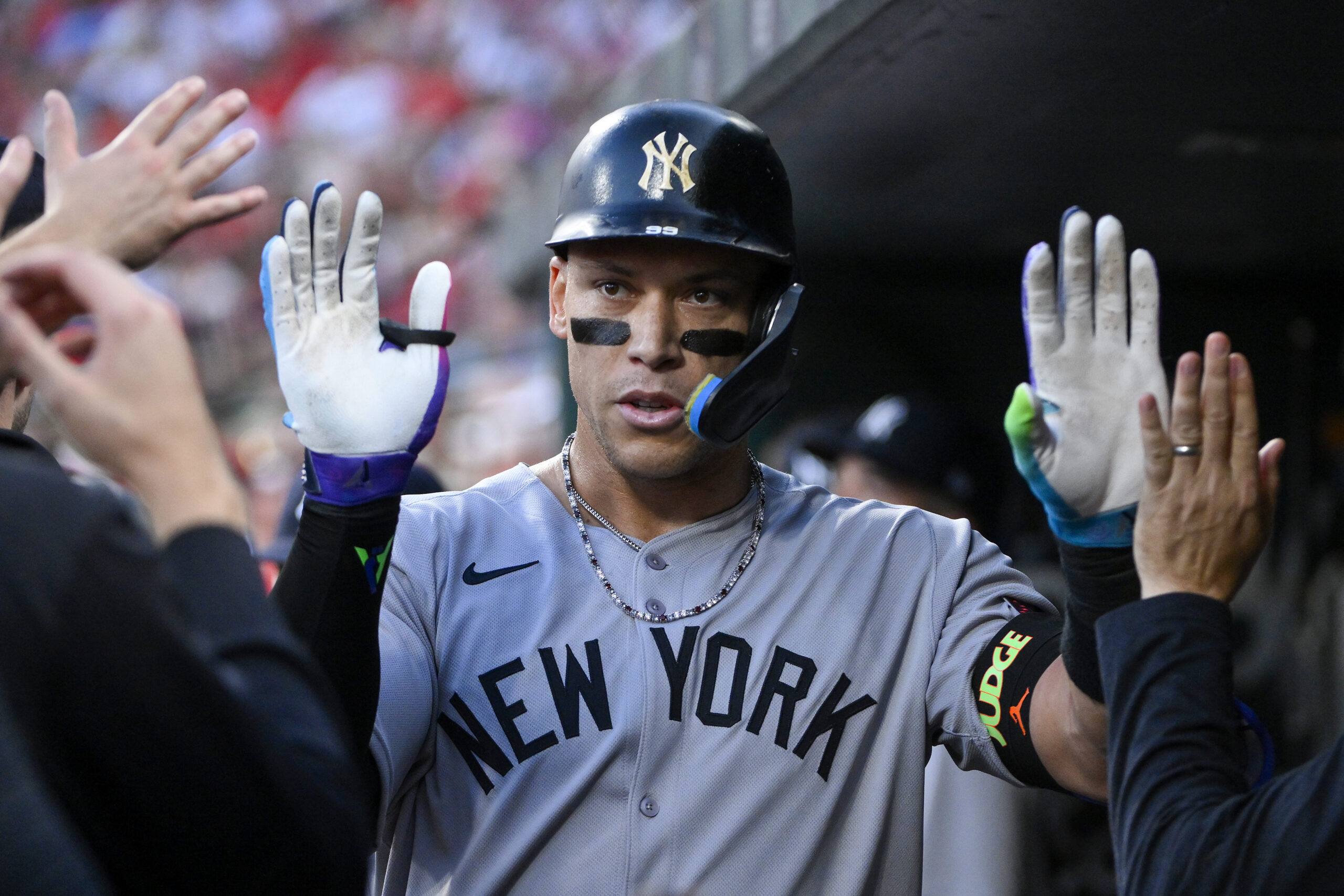 Aug 15, 2025; St. Louis, Missouri, USA; New York Yankees designated hitter Aaron Judge (99) is congratulated by teammates after driving in a run against the St. Louis Cardinals during the first inning at Busch Stadium. Mandatory Credit: Jeff Curry-Imagn Images
