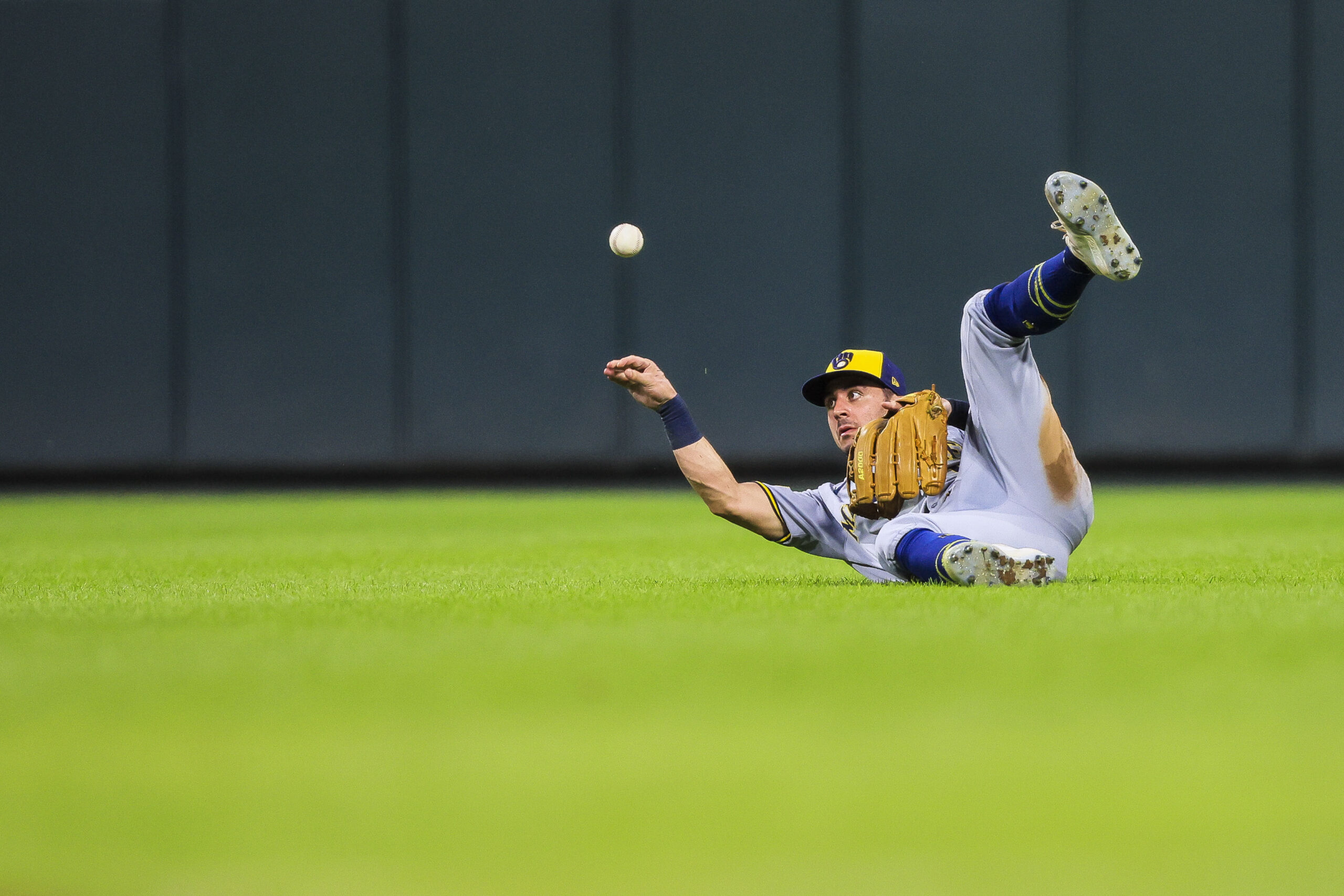 Aug 15, 2025; Cincinnati, Ohio, USA; Milwaukee Brewers outfielder Sal Frelick (10) tosses the ball after catching a fly out hit by Cincinnati Reds catcher Tyler Stephenson (not pictured) in the fifth inning at Great American Ball Park. Mandatory Credit: Katie Stratman-Imagn Images