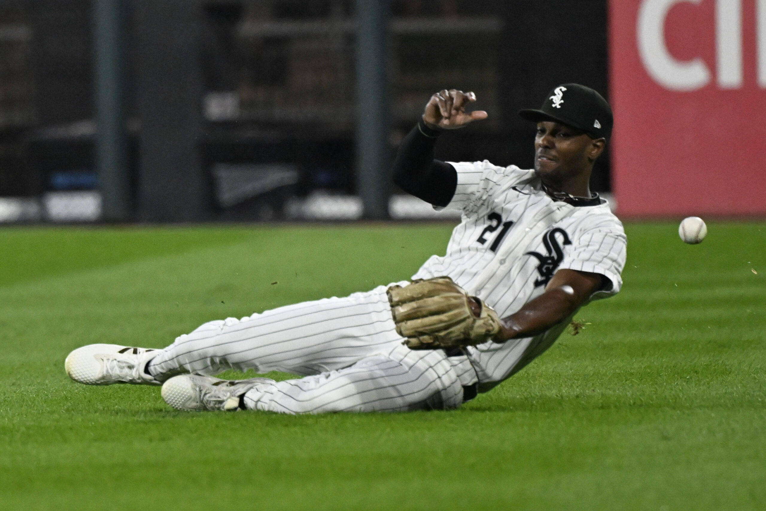 Aug 23, 2025; Chicago, Illinois, USA; Chicago White Sox outfielder Michael A. Taylor (21) can’t make the play on the ball hit by Minnesota Twins catcher Ryan Jeffers (27) during the sixth inning at Rate Field. Mandatory Credit: Matt Marton-Imagn Images