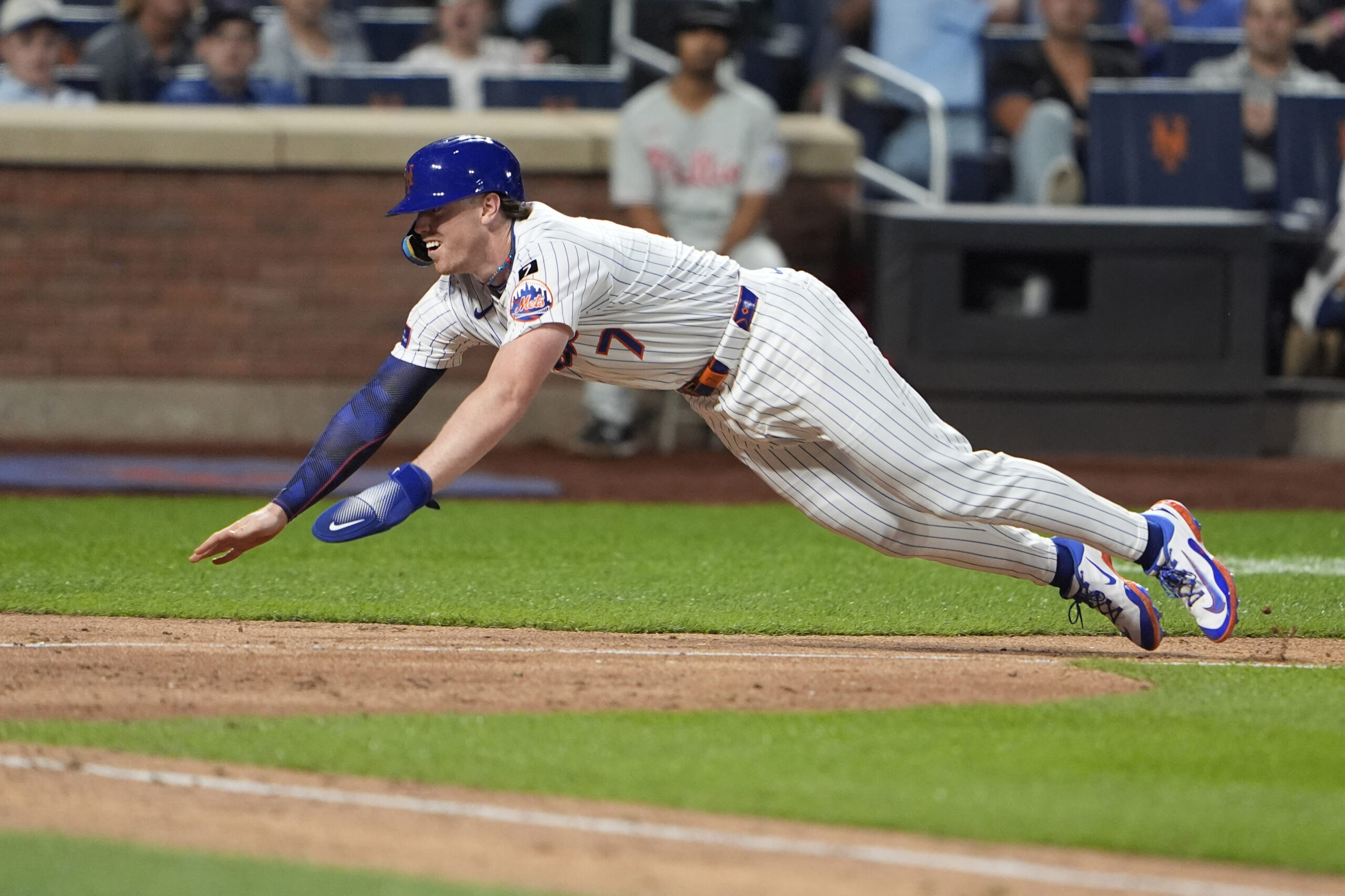 Aug 25, 2025; New York City, New York, USA; New York Mets third baseman Brett Baty (7) dives safely into home plate to score a run on New York Mets second baseman Jeff McNeil (1) (not pictured) sacrifice fly ball during the seventh inning at Citi Field. Mandatory Credit: Gregory Fisher-Imagn Images
