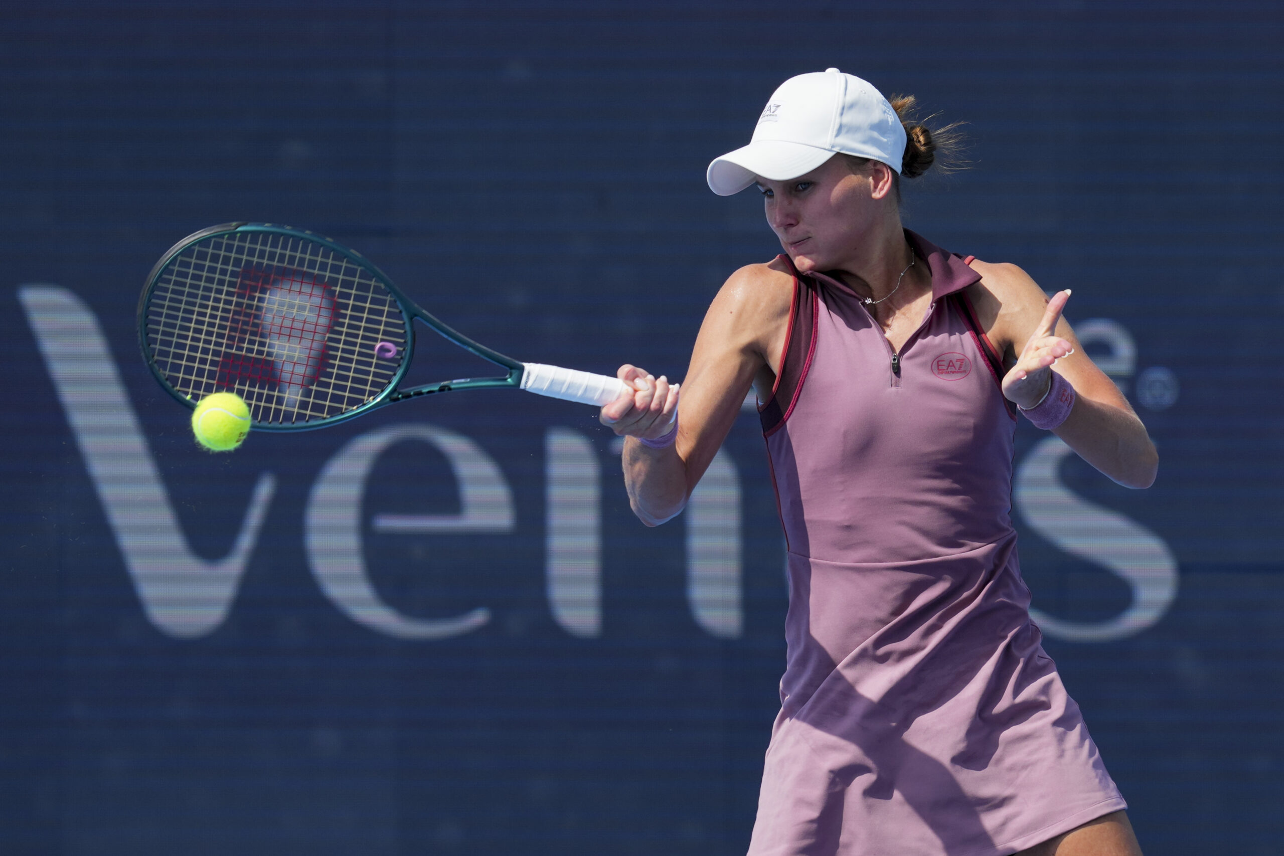 Aug 17, 2025; Cincinnati, OH, USA;  Veronika Kudermetova (RUS) returns a shot against Jasmine Paolini (ITA) during the Cincinnati Open at the Lindner Family Tennis Center. Mandatory Credit: Aaron Doster-Imagn Images