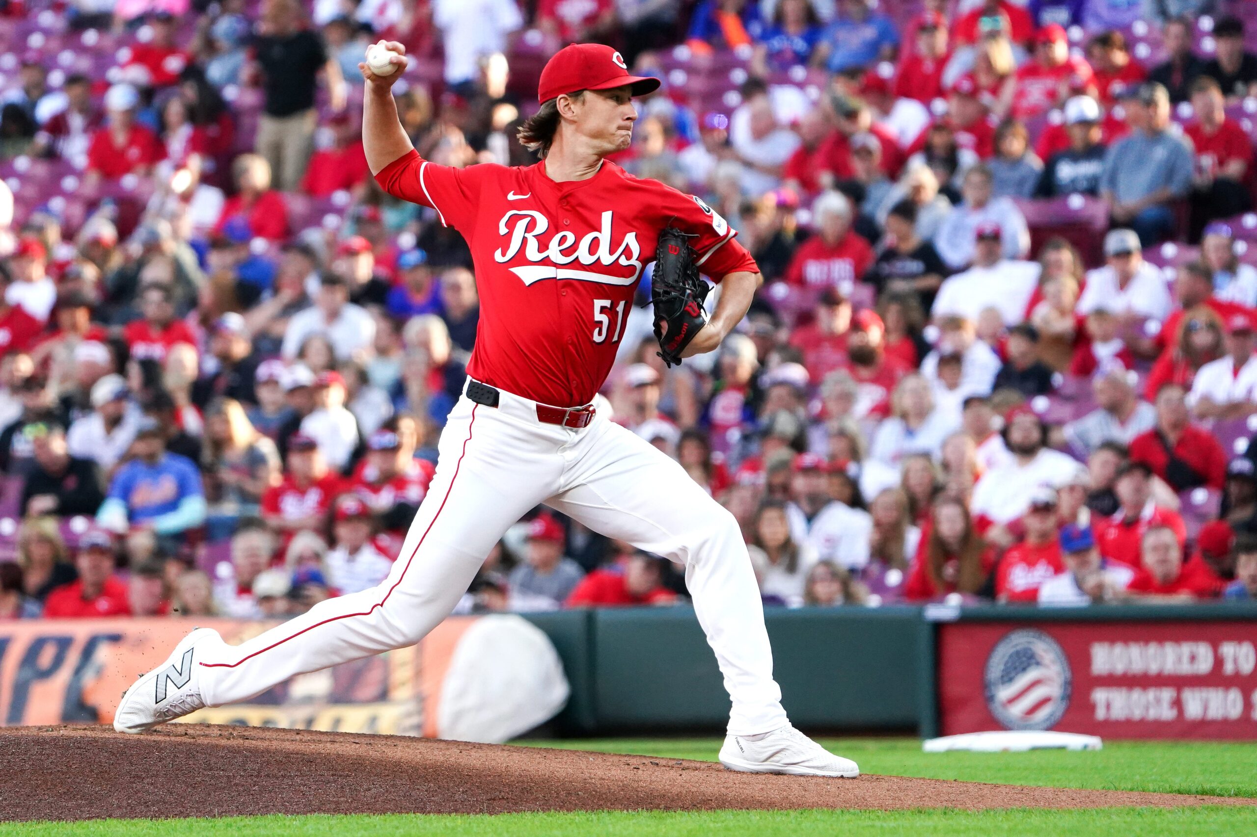 Cincinnati Reds pitcher Brady Singer (51) delivers a pitch in the first inning of a MLB game between the Cincinnati Reds and New York Mets, Saturday, Sept. 6, 2025, at Great American Ball Park in downtown Cincinnati.