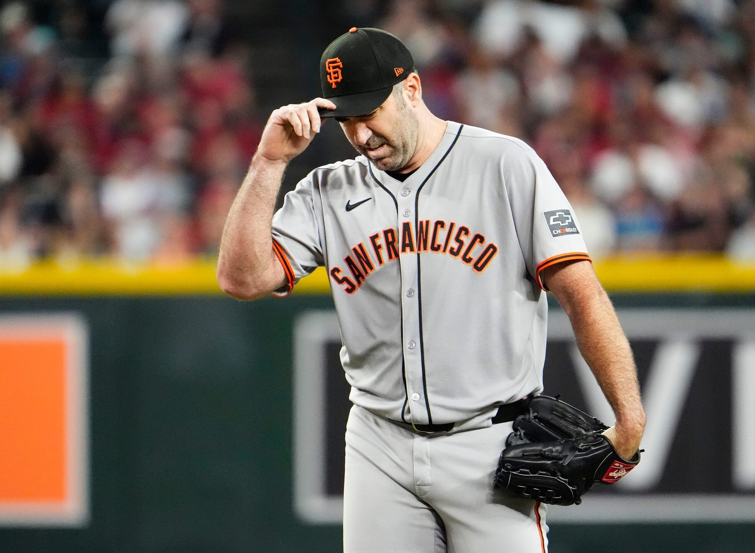 San Francisco Giants pitcher Justin Verlander (35) reacts after putting two Arizona Diamondbacks runners on first and second bases in the fourth inning at Chase Field in Phoenix on Sept. 17, 2025.