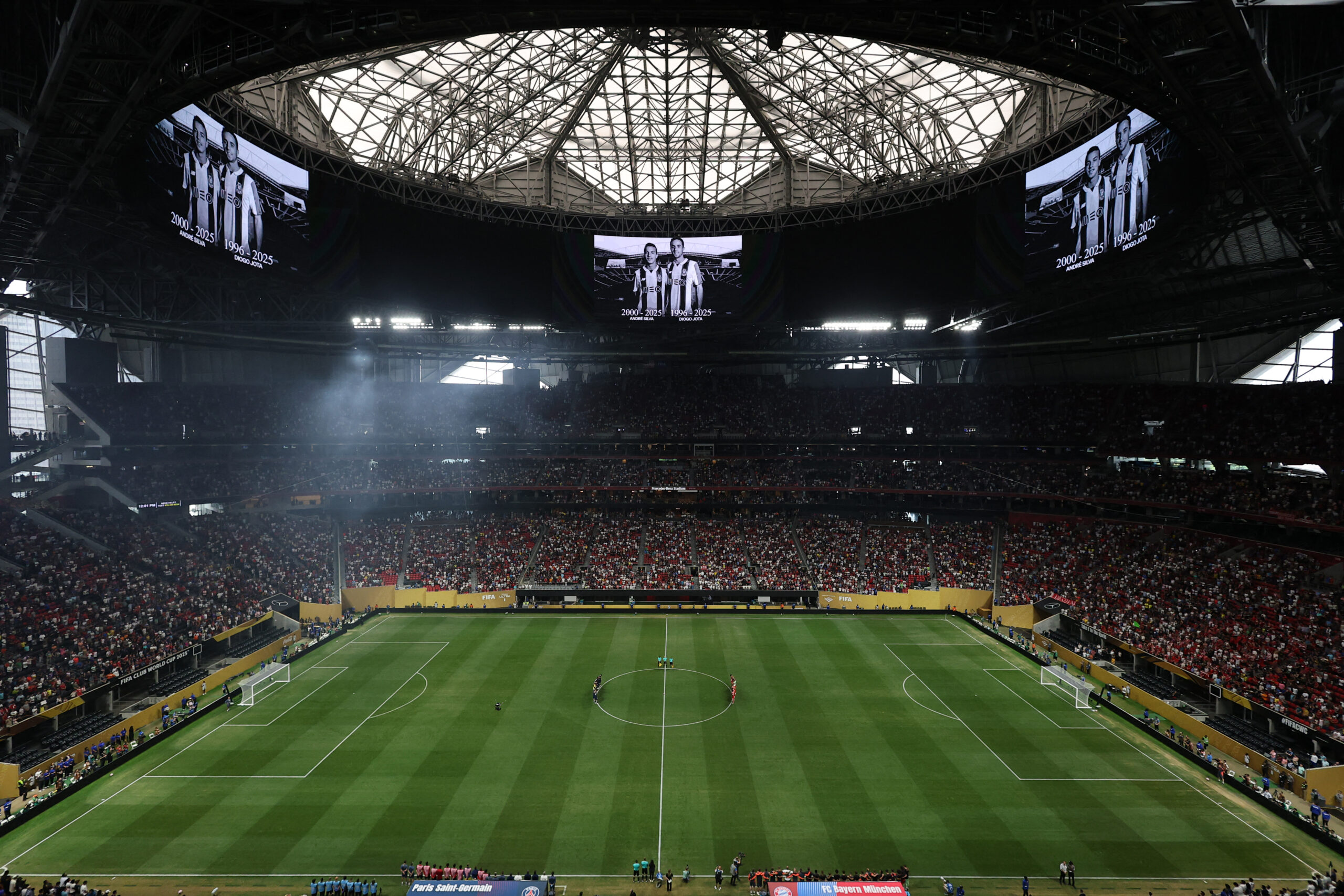 [Subscription Customers Only] Jul 5, 2025; Atlanta, Georgia, USA; General view during a moment of silence in tribute to Liverpool forward Diogo Jota and his brother Andre Silva before a quarterfinal match of the 2025 FIFA Club World Cup at Mercedes-Benz Stadium. Mandatory Credit: Amanda Perobelli-Reuters via Imagn Images