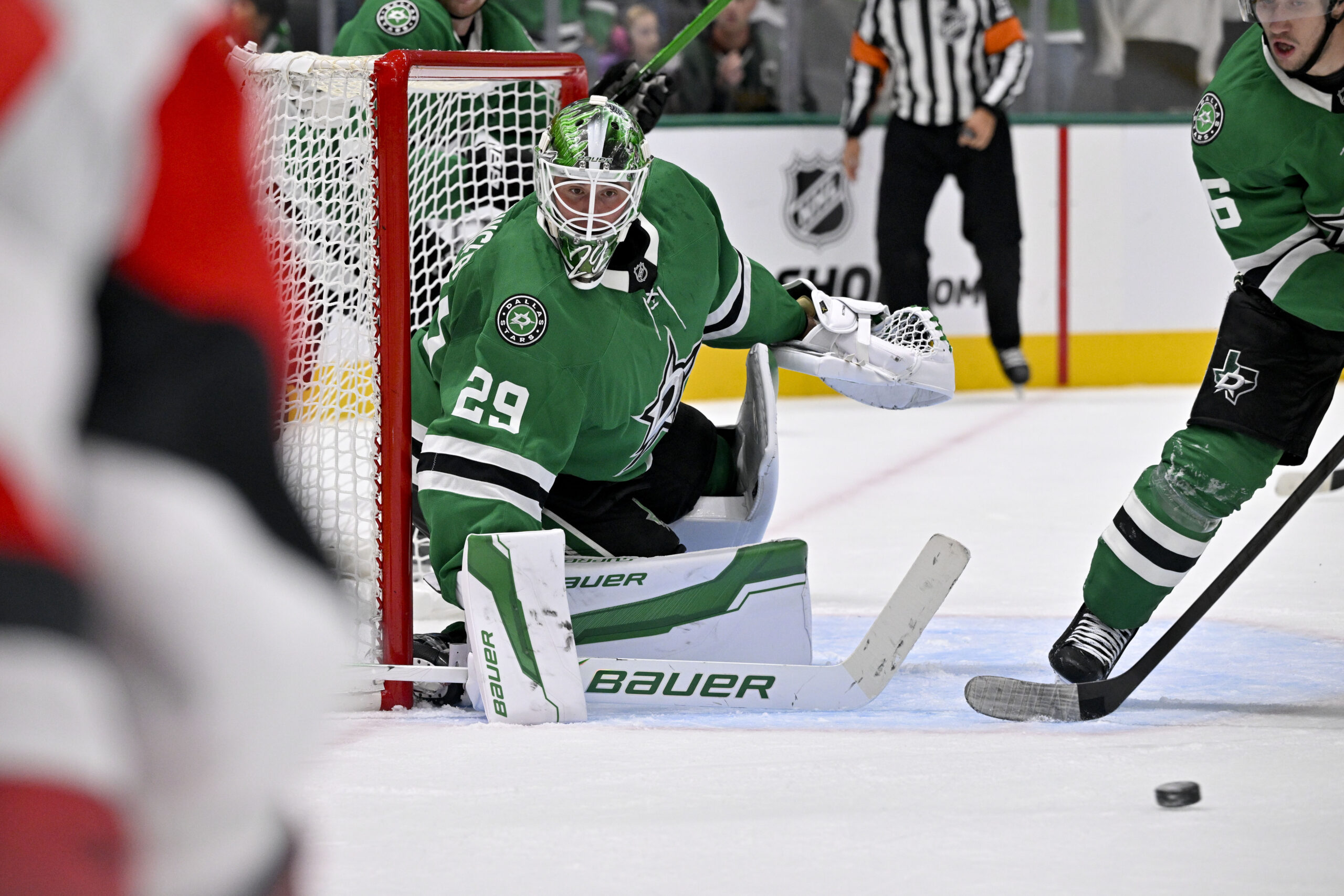 Oct 25, 2025; Dallas, Texas, USA; Dallas Stars goaltender Jake Oettinger (29) faces the Carolina Hurricanes attack during the third period at the American Airlines Center. Mandatory Credit: Jerome Miron-Imagn Images